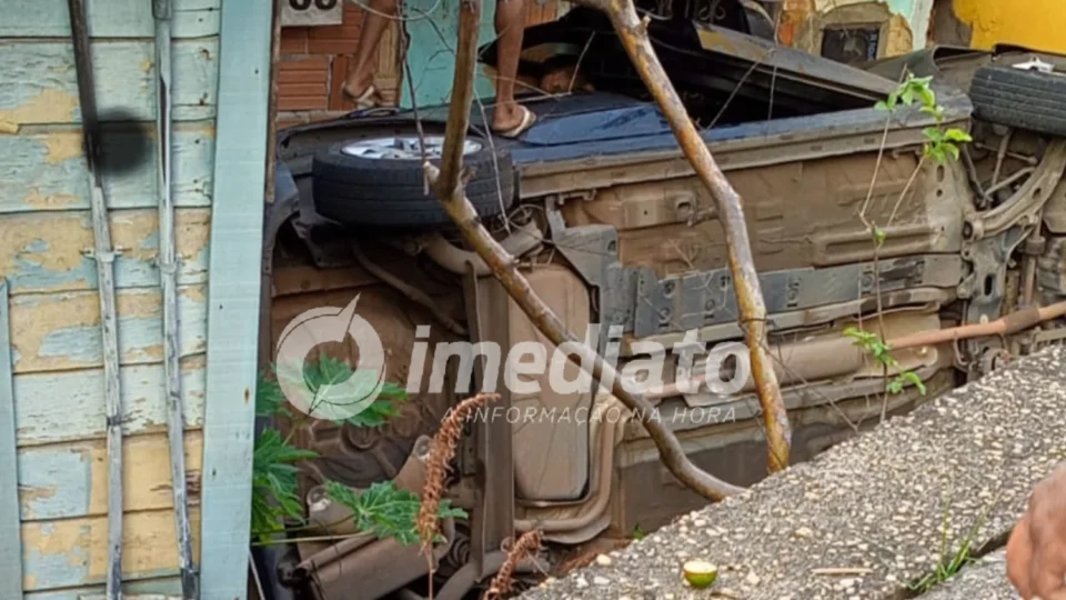 BÊBADO AO VOLANTE?: Motorista com sinais de embriaguez foge após capotar carro e invadir residência