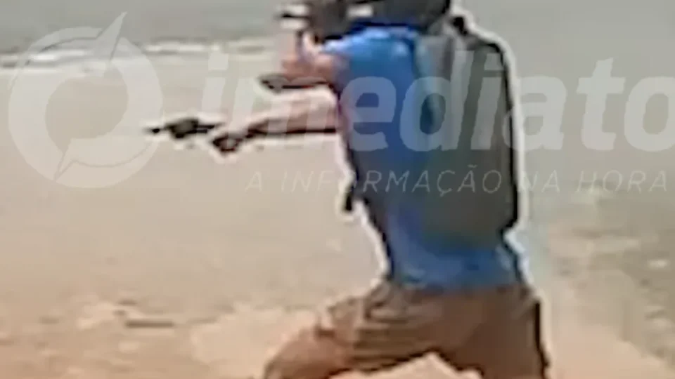 FLAGRANTE | Dupla em moto faz série de assaltos e troca tiros com policial à paisana