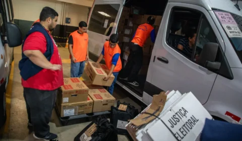 Começa a distribuição de urnas eletrônicas para o 2º turno em Manaus e no interior do Amazonas