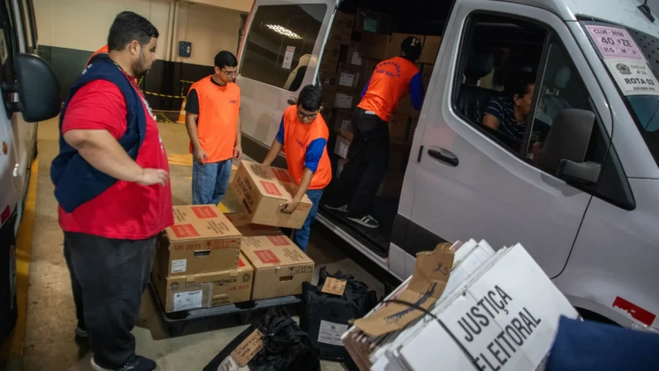 Começa a distribuição de urnas eletrônicas para o 2º turno em Manaus e no interior do Amazonas