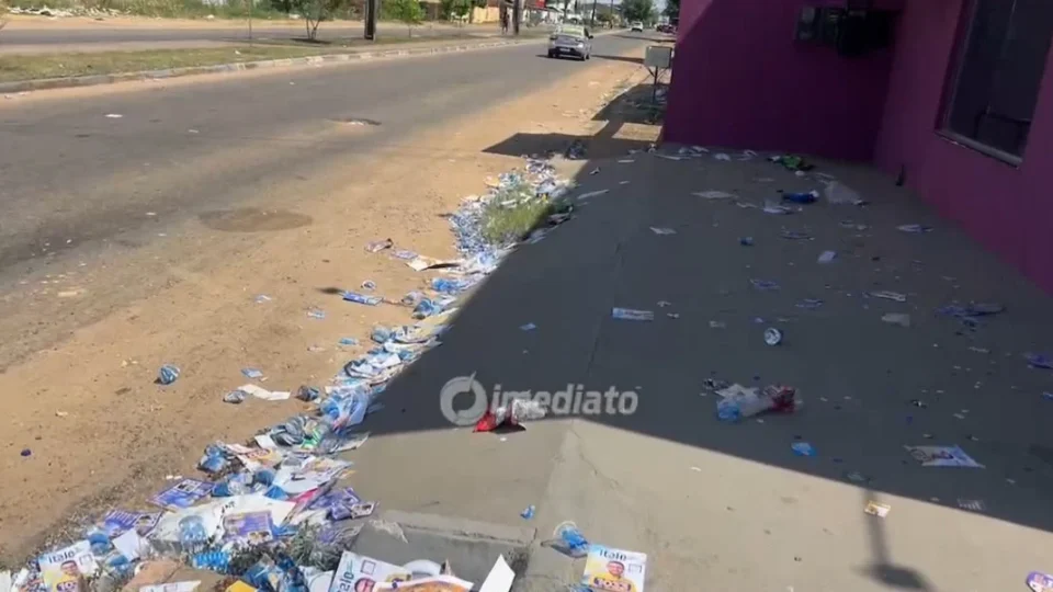 Após comícios, ruas ficam com lixo e moradores cobram responsabilidade pela limpeza