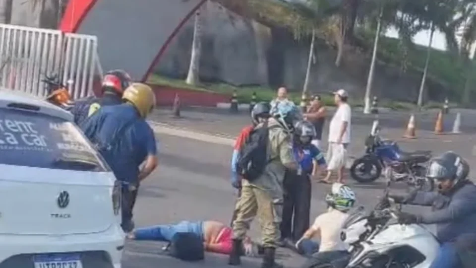 VEJA O VÍDEO: Acidente grave deixa duas pessoas feridas na Avenida Rodrigo Otávio, na zona Sul de Manaus