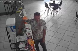 VEJA O VÍDEO | Homem furta celular dentro de colégio durante votação e é flagrado por câmeras de segurança