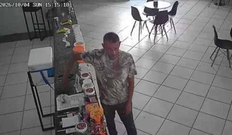VEJA O VÍDEO | Homem furta celular dentro de colégio durante votação e é flagrado por câmeras de segurança