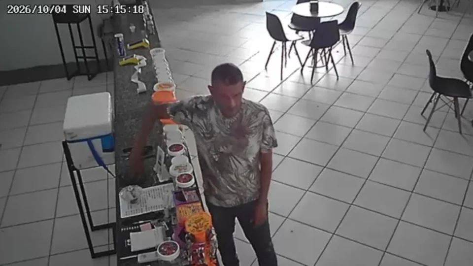 VEJA O VÍDEO | Homem furta celular dentro de colégio durante votação e é flagrado por câmeras de segurança