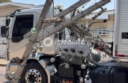 VEJA: Carreta derruba poste com transformador e deixa área do Petrópolis sem energia