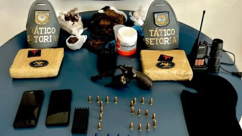 Dupla é presa com drogas, arma, equipamento tático e munições de uso restrito