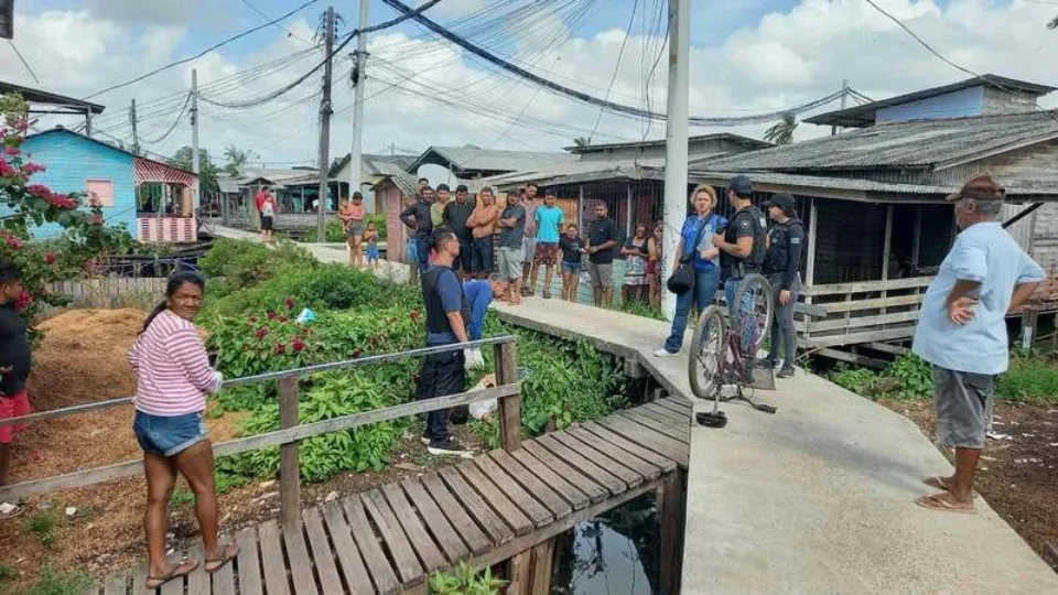 Mulher morre após perder controle de bicicleta e cair em área alagada no Amapá