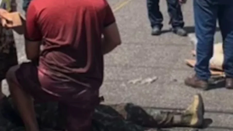 VEJA O VÍDEO | Acidente entre Moto e SUV interdita cruzamento. Oficial do exército está ferido.