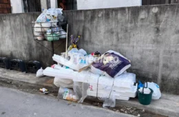 Moradores denunciam seis dias sem coleta de lixo e rua fica tomada por resíduos no Japiim 2