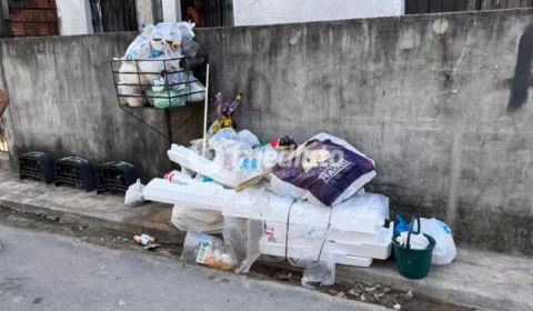 Moradores denunciam seis dias sem coleta de lixo e rua fica tomada por resíduos no Japiim 2