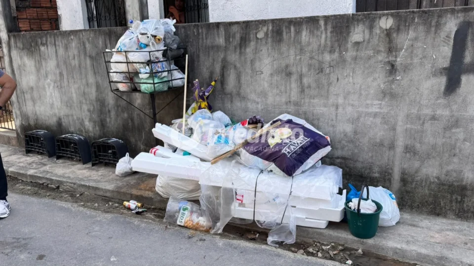 Moradores denunciam seis dias sem coleta de lixo e rua fica tomada por resíduos no Japiim 2