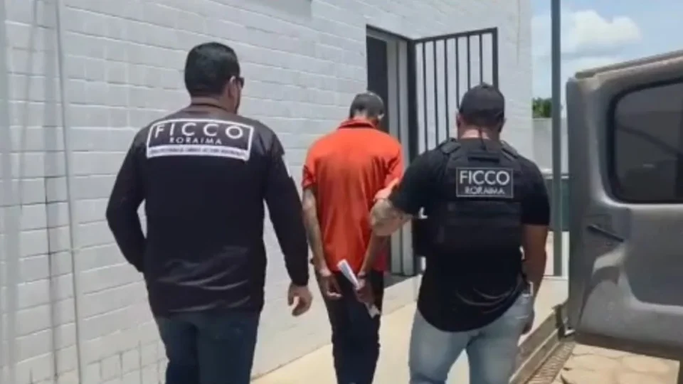 VEJA O VÍDEO | Homem com mandado de prisão pelo crime de furto é detido ao comparecer à delegacia