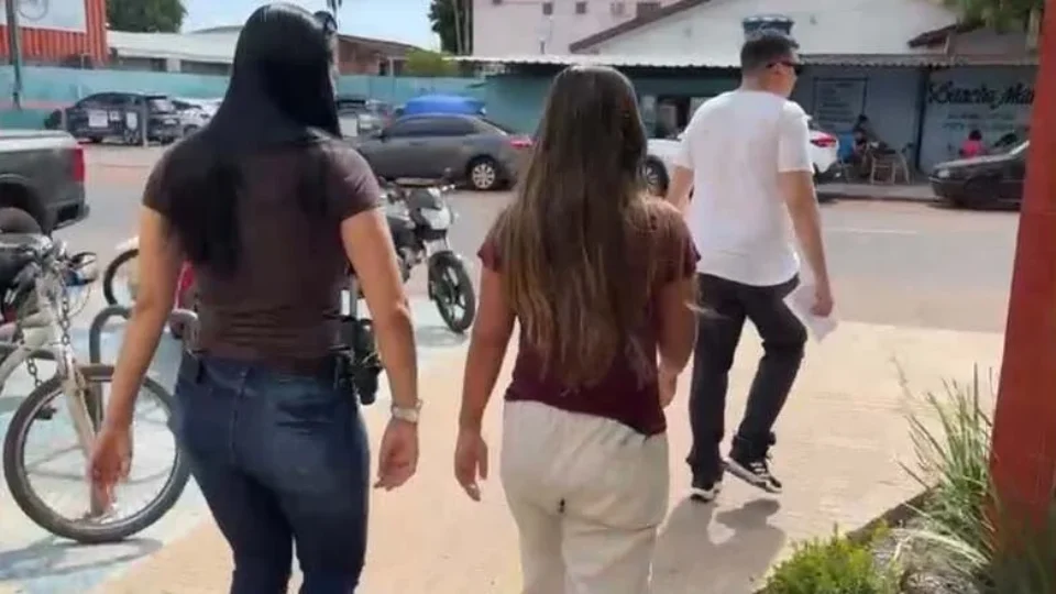 Mulher é presa no local de trabalho por envolvimento com o tráfico de drogas