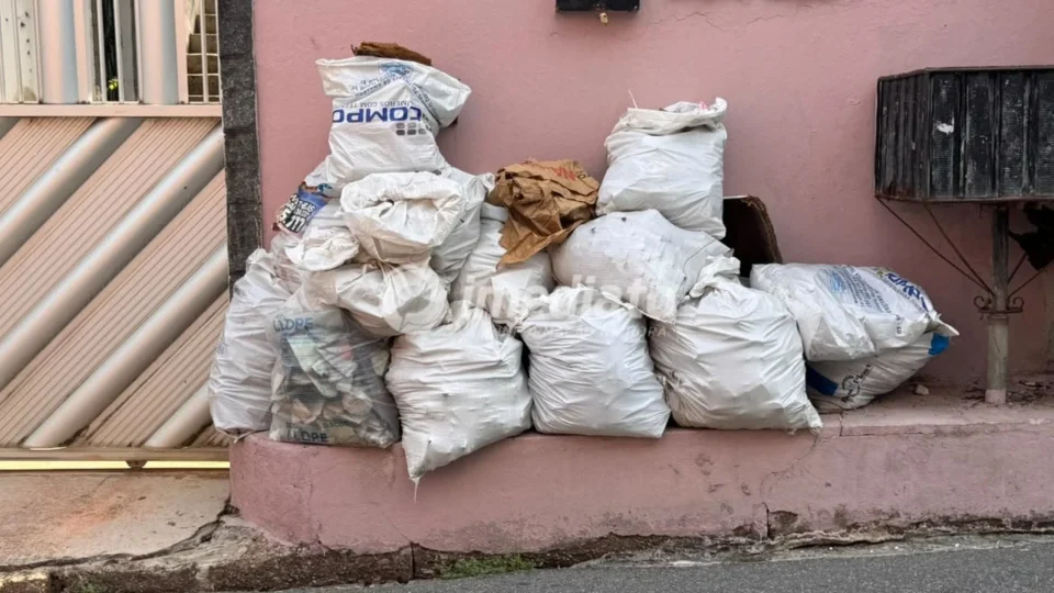 Moradores denunciam falhas na coleta de lixo e acúmulo de resíduos nas ruas