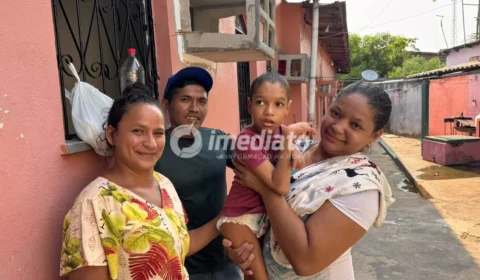 Mãe venezuelana enfrenta dificuldades para cuidar do filho com problemas neurológicos e pede ajuda com fraldas e alimentos