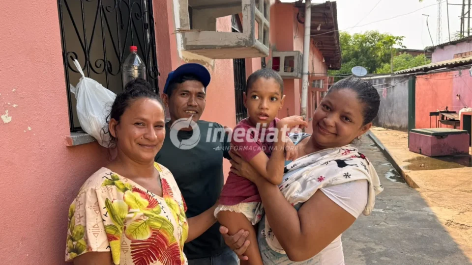 Mãe venezuelana enfrenta dificuldades para cuidar do filho com problemas neurológicos e pede ajuda com fraldas e alimentos