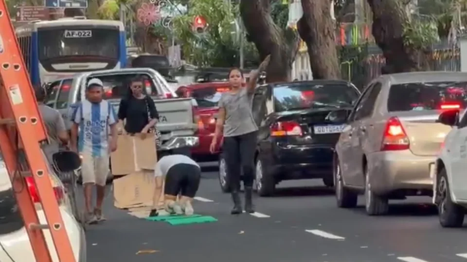 VEJA VÍDEO: Mulher paga promessa na Avenida Nazaré antes das romarias oficiais