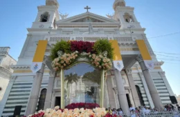 CÍRIO 2026 | Devotos cantam em frente à Basílica de Nazaré