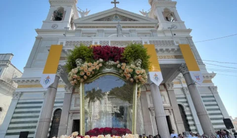 CÍRIO 2026 | Devotos cantam em frente à Basílica de Nazaré