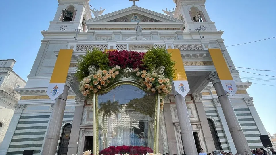 CÍRIO 2026 | Devotos cantam em frente à Basílica de Nazaré