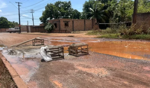 Moradores denunciam buracos na Rua Raimundo Alves de Souza, no bairro Senador Campos