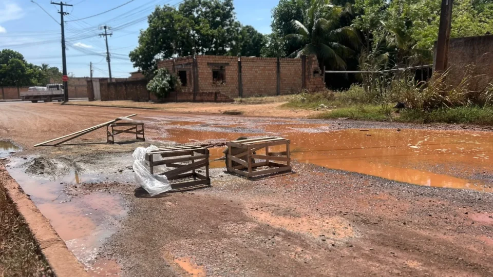 Moradores denunciam buracos na Rua Raimundo Alves de Souza, no bairro Senador Campos