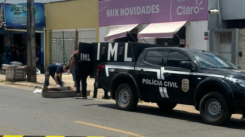 URGENTE: Homem é morto a tiros após tomar arma de policial durante ocorrência