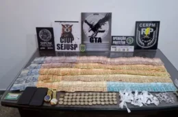 Polícia localiza base de grupo criminoso e apreende R$ 8 mil e drogas