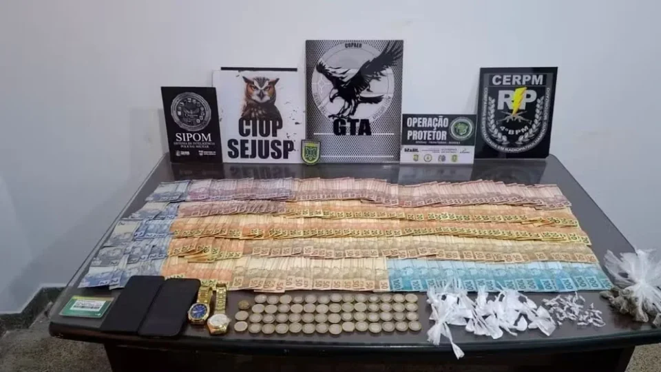 Polícia localiza base de grupo criminoso e apreende R$ 8 mil e drogas