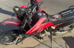 VEJA O VÍDEO: Carro atinge motociclista em conversão proibida