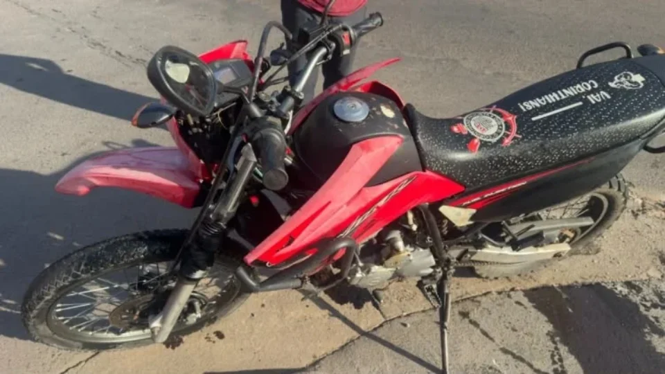 VEJA O VÍDEO: Carro atinge motociclista em conversão proibida