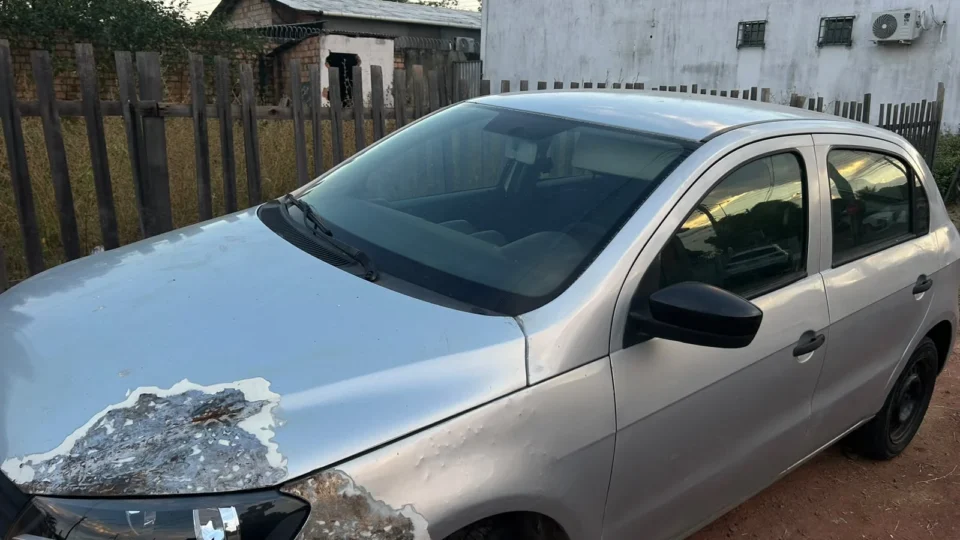 VEJA O VÍDEO: Carro permanece abandonado há três dias e preocupa moradores