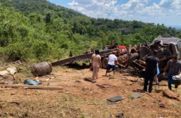 VEJA O VÍDEO: Caminhão perde controle em serra e deixa dois mortos e dois feridos