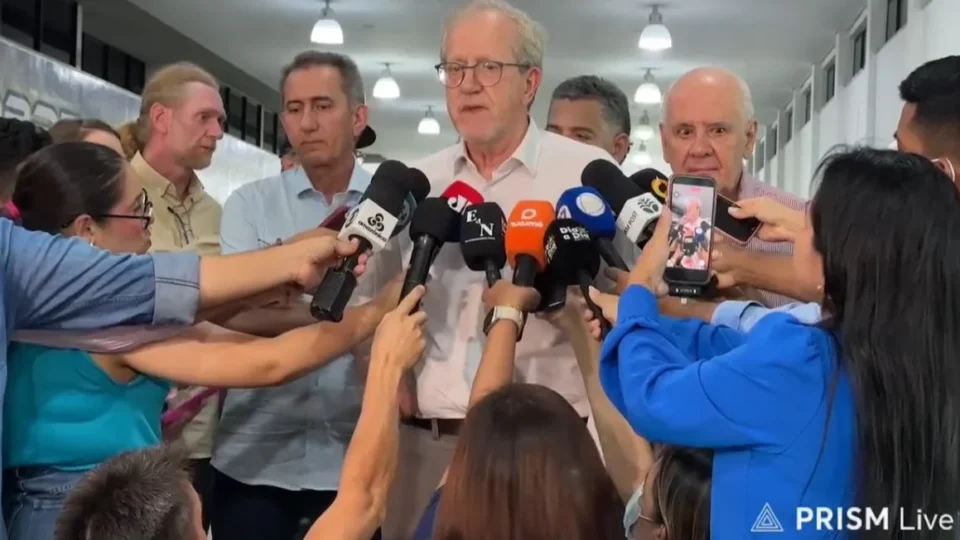 FUMAÇA: Ministros identificam focos de incêndio dentro da floresta e anunciam reforço no combate às queimadas no Amazonas