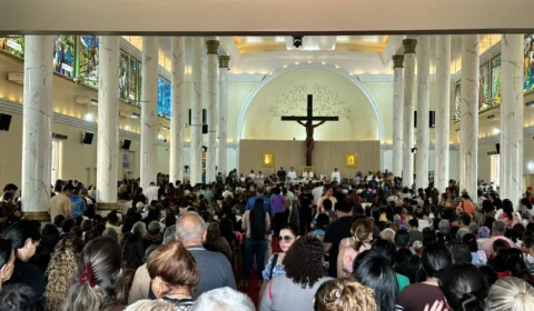 FÉ: Santuário reúne multidão de fiéis durante missa em homenagem à Padroeira do Brasil