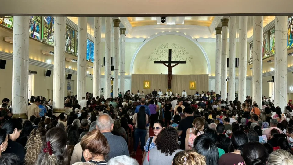 FÉ: Santuário reúne multidão de fiéis durante missa em homenagem à Padroeira do Brasil