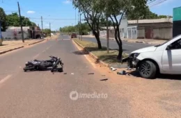 TRÂNSITO: Colisão entre carro e moto deixa motociclista com fratura na perna