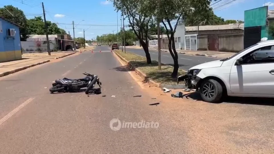TRÂNSITO: Colisão entre carro e moto deixa motociclista com fratura na perna