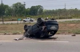 VEJA VÍDEO: Motorista fica gravemente ferido após carro capotar em acidente na BR-364