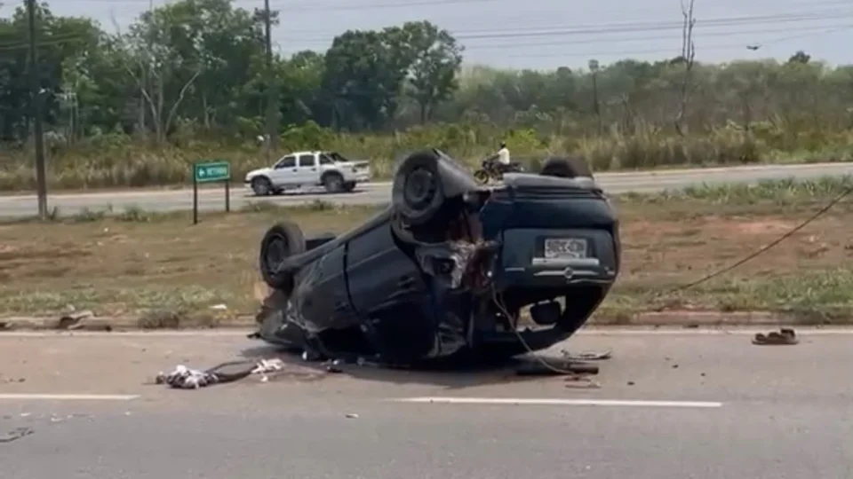 VEJA VÍDEO: Motorista fica gravemente ferido após carro capotar em acidente na BR-364