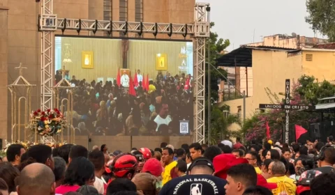 Fiéis lotam paróquia em Manaus para missa e procissão de Nossa Senhora Aparecida
