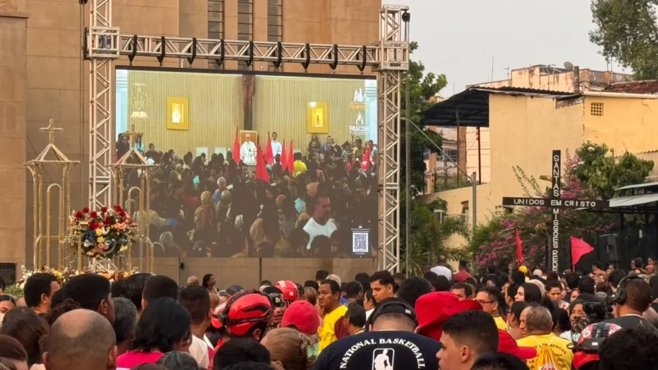 Fiéis lotam paróquia em Manaus para missa e procissão de Nossa Senhora Aparecida