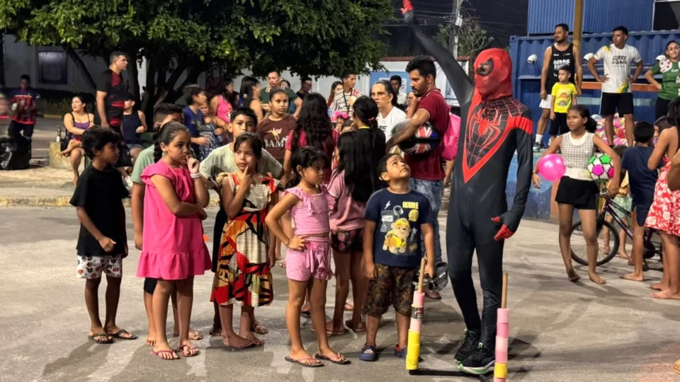Dia das Crianças movimenta Praça da Onça com brincadeiras e distribuição de brinquedos em Manaus
