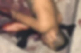 URGENTE: Homem é esfaqueado, tenta pedir ajuda mas morre com rastro de sangue em escadaria