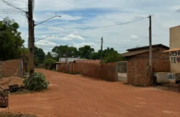 LEVANTA POEIRA: Moradores cobram asfalto e drenagem após transtornos com poeira e lama