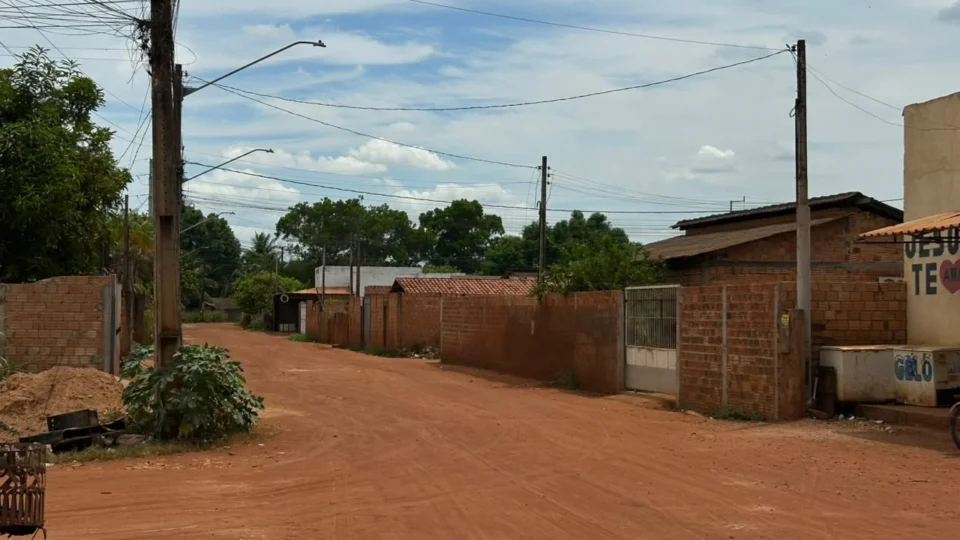 LEVANTA POEIRA: Moradores cobram asfalto e drenagem após transtornos com poeira e lama
