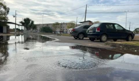 VEJA O VÍDEO: Esgoto a céu aberto provoca mau cheiro e gera reclamações de moradores e comerciantes
