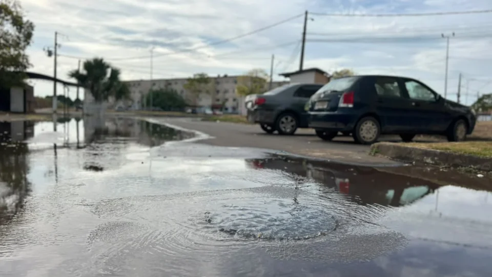VEJA O VÍDEO: Esgoto a céu aberto provoca mau cheiro e gera reclamações de moradores e comerciantes