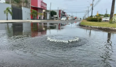 Esgoto a céu aberto causa transtornos a moradores e comerciantes no bairro Cidade Satélite